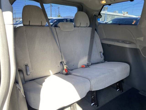 2017 Toyota Sienna LE 7-Passenger Auto Access Seat