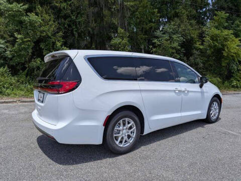 2027 Chrysler Pacifica Select