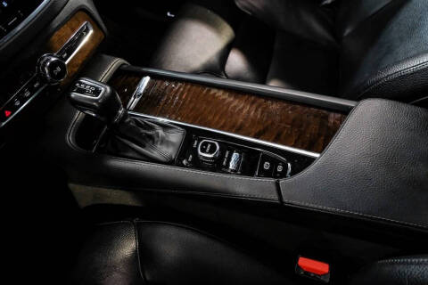 2017 Volvo XC90 T6 Momentum