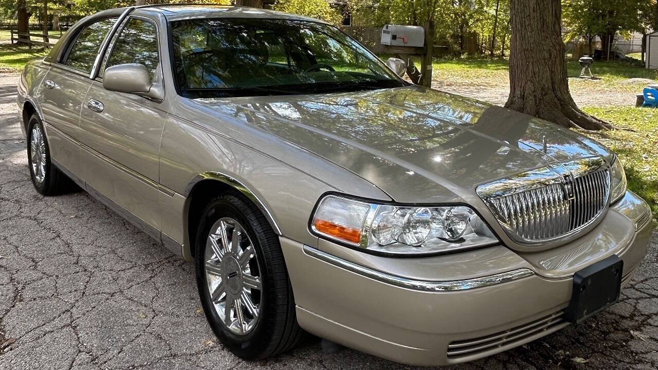 2006 Lincoln Town Car for sale at Quality Cars Machesney Park in Machesney Park, IL