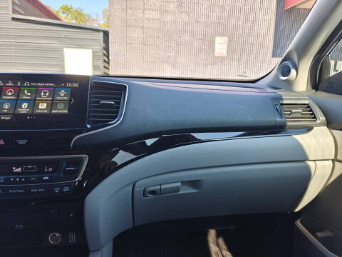 2020 Honda Pilot Touring w/Rear Captain's Chairs