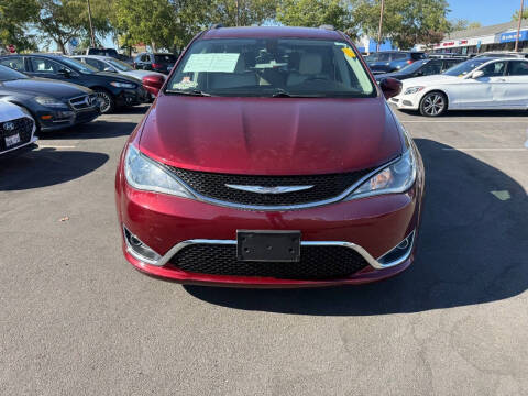 2017 Chrysler Pacifica Touring-L