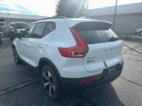 2025 Volvo XC40 B5 Plus Dark Theme