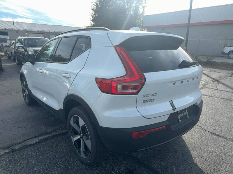 2025 Volvo XC40 B5 Plus Dark Theme