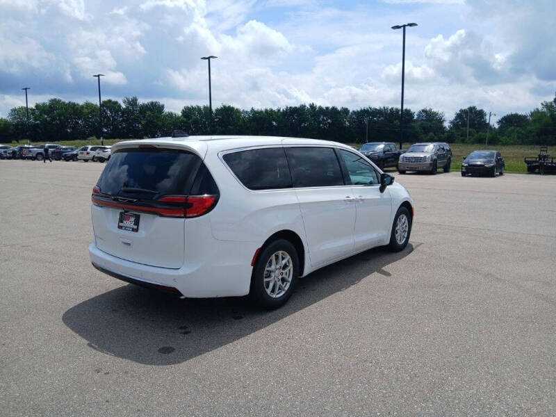 2027 Chrysler Pacifica Select