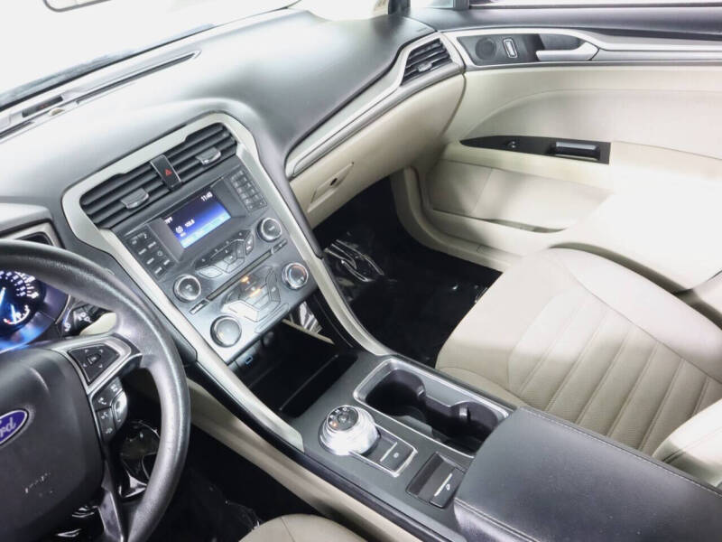 2017 Ford Fusion SE