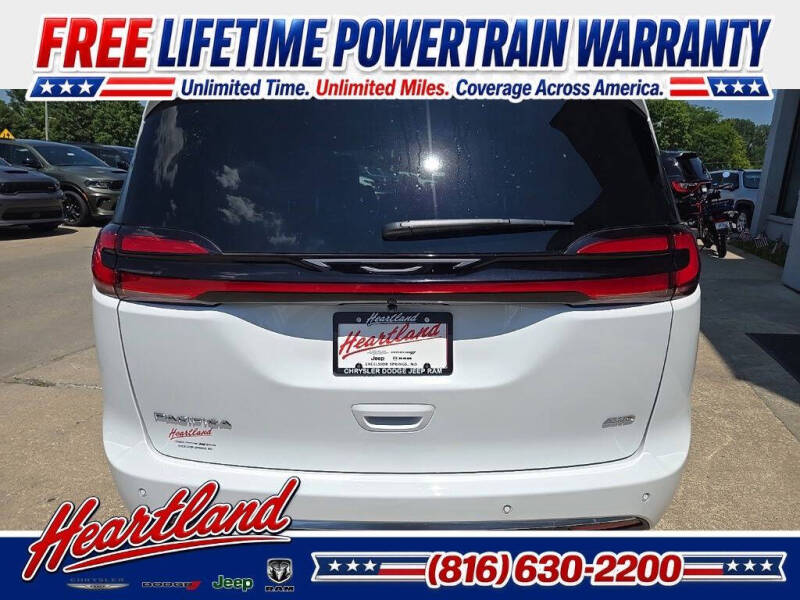 2027 Chrysler Pacifica Select