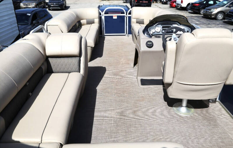 2020 Sun Tracker PANTOON BOAT