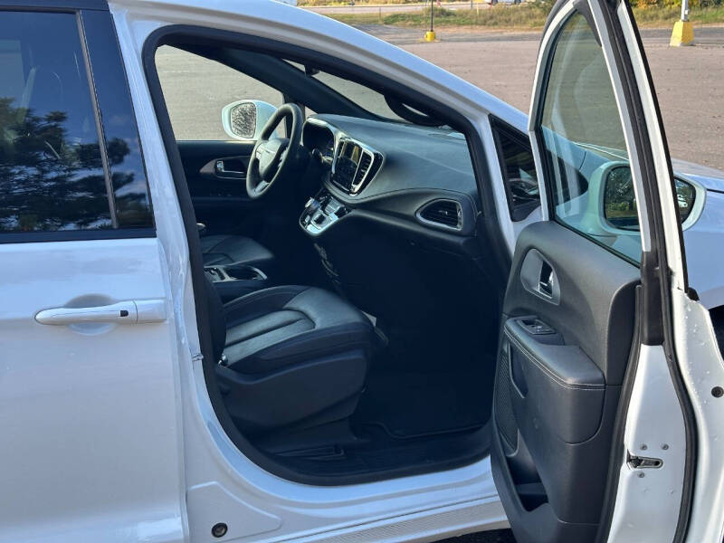 2022 Chrysler Pacifica Hybrid Touring L