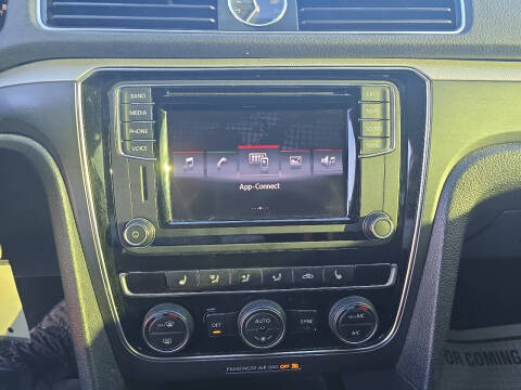 2017 Volkswagen Passat 1.8T R-Line