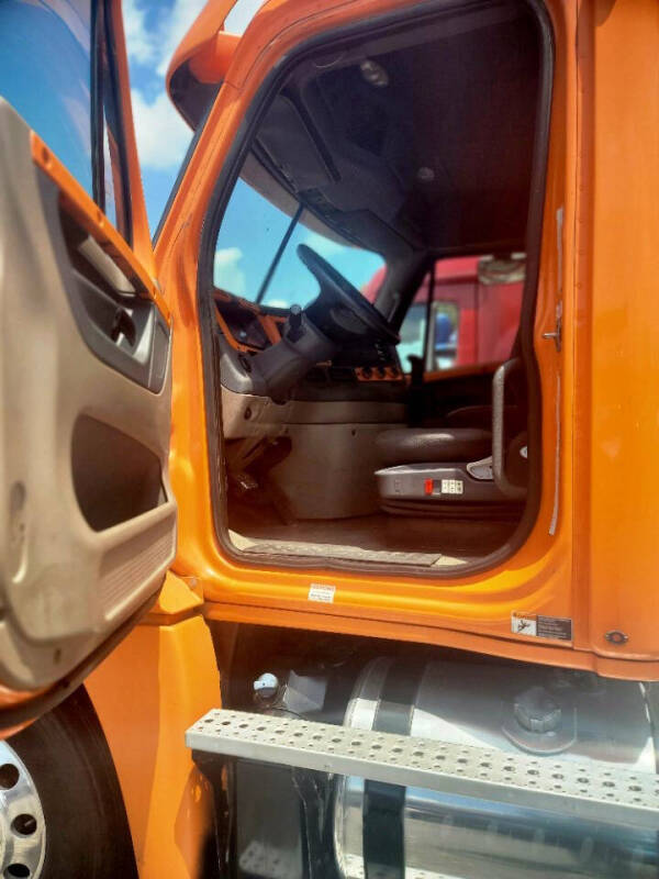 2012 Freightliner Cascadia Day Cab