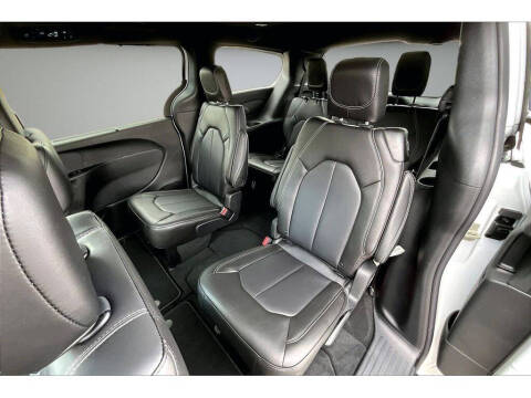 2027 Chrysler Pacifica Select