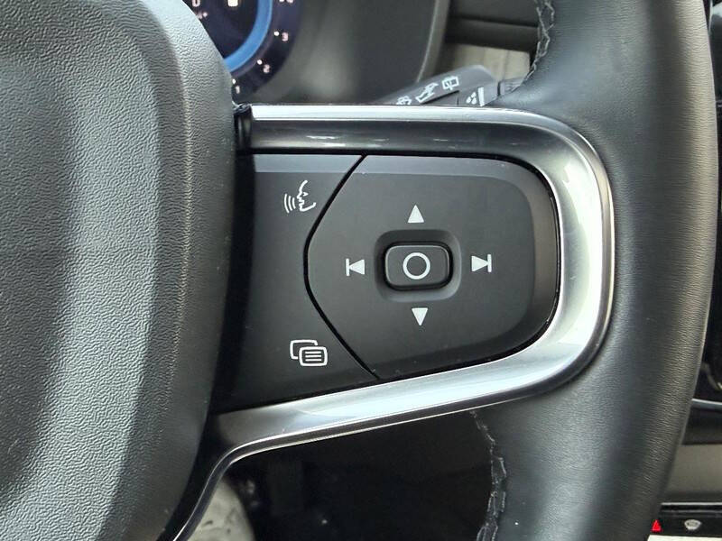 2025 Volvo XC40 B5 Core Bright Theme