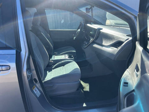 2017 Toyota Sienna LE 8-Passenger