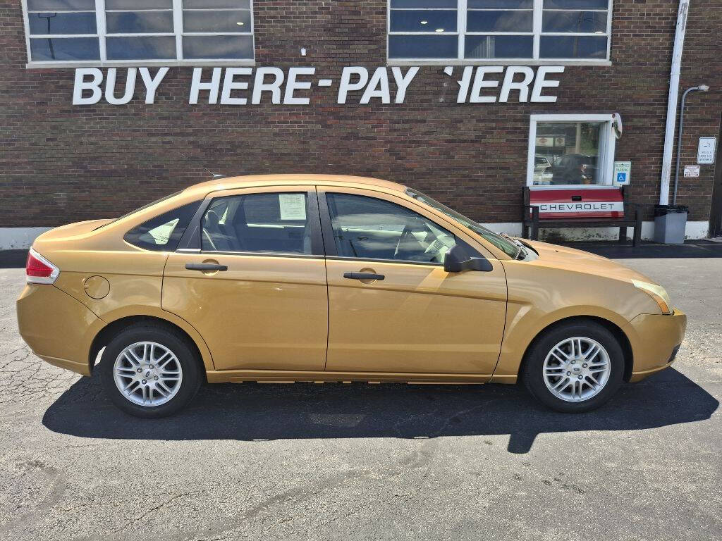 Gold 2009 Ford Focus SE SE 4dr Sedan 1