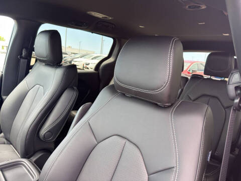 2027 Chrysler Pacifica Select