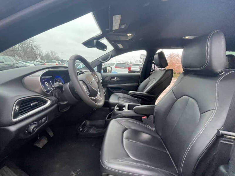 2025 Chrysler Pacifica Select