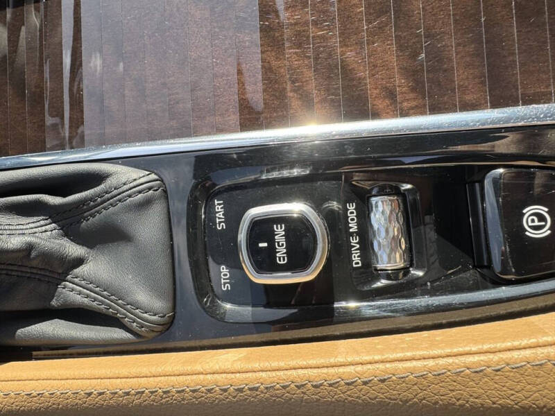 2016 Volvo XC90 T6 Momentum