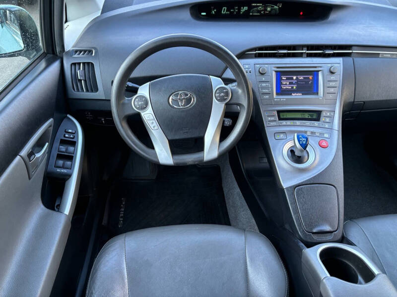 2014 Toyota Prius Three photo 10