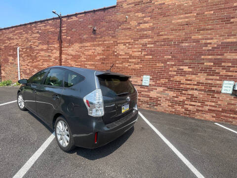 2014 Toyota Prius v Five