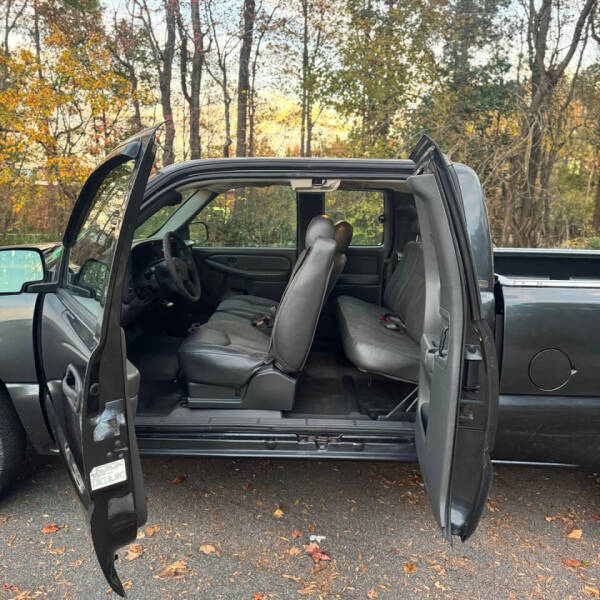 2003 Chevrolet Silverado 1500 LS photo 12