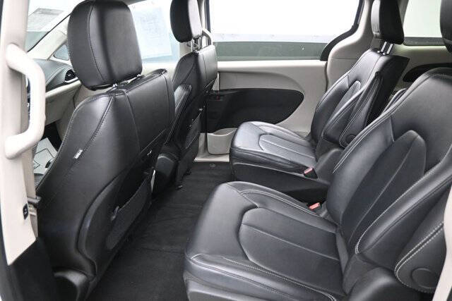 2024 Chrysler Pacifica Plug-In Hybrid Select