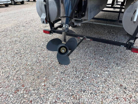 2014 Tracker MARINE FISHIN BARGE