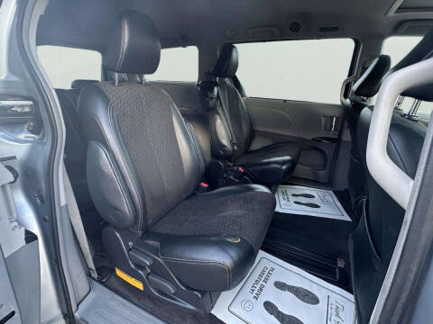 2014 Toyota Sienna SE 8-Passenger