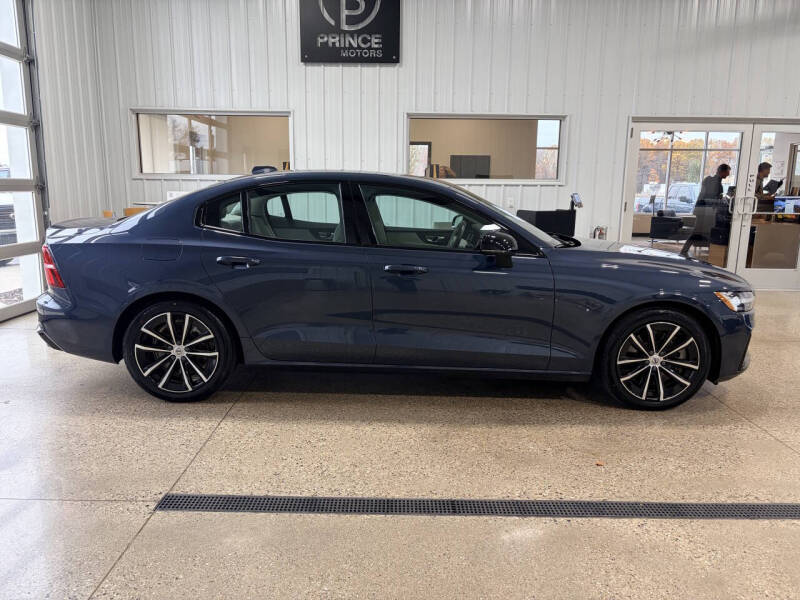 2024 Volvo S60 Recharge T8 Core Dark Theme