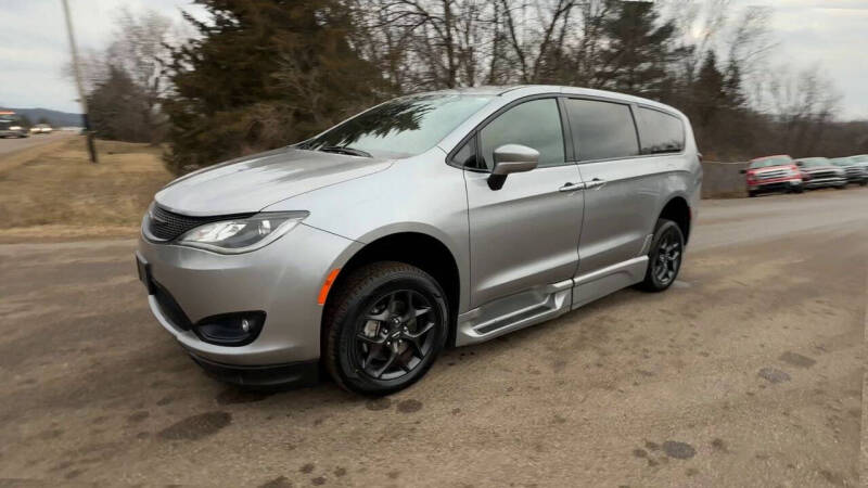 2019 Chrysler Pacifica Touring Plus photo 3