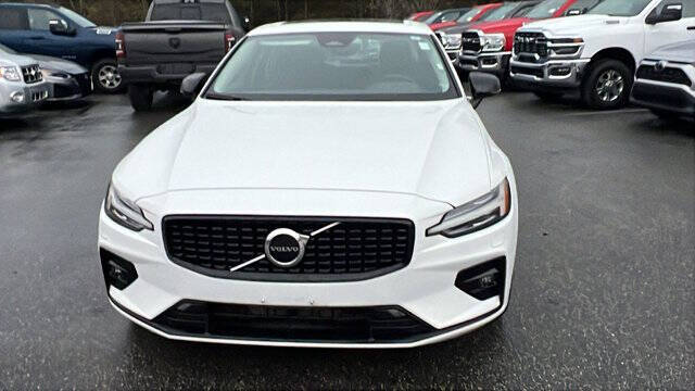 2024 Volvo S60 B5 Core Dark Theme