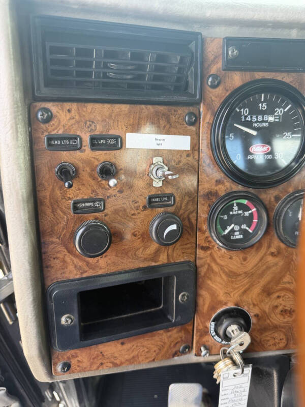 2001 Peterbilt 330
