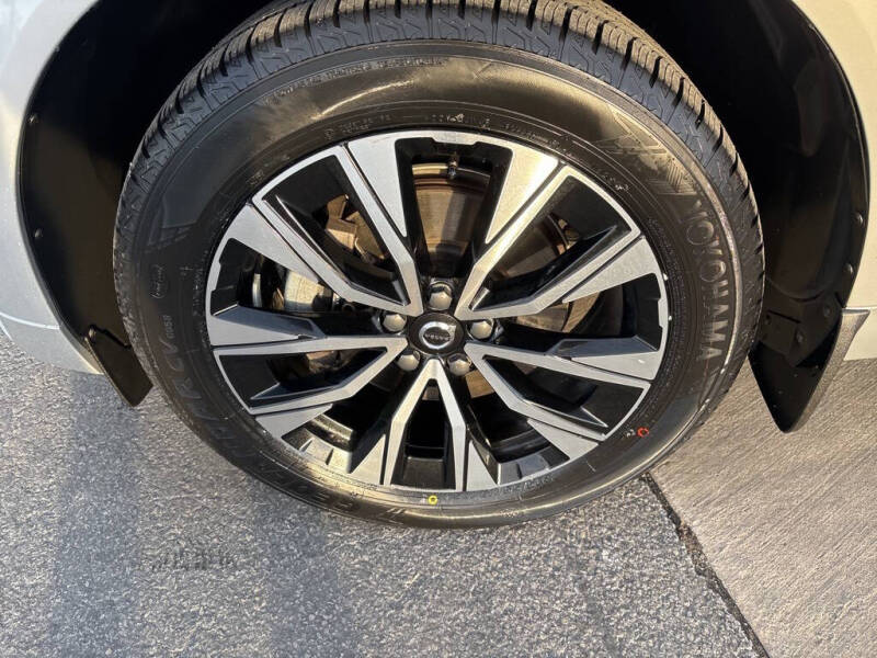 2023 Volvo XC60 B5 Plus Dark Theme