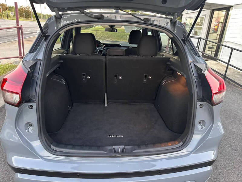 2022 Nissan Kicks SR