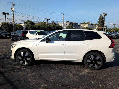 2025 Volvo XC60 T8 Plus Dark Theme