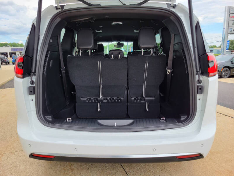 2027 Chrysler Pacifica Select