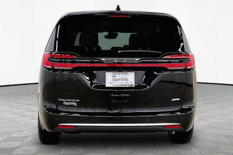 2027 Chrysler Pacifica Select