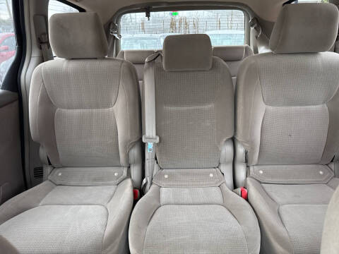 2005 Toyota Sienna LE 8 Passenger