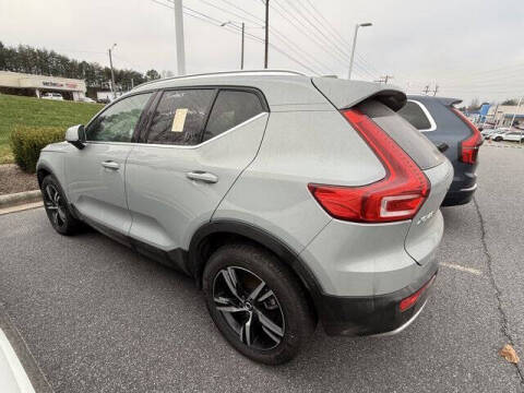 2025 Volvo XC40 B5 Core Bright Theme