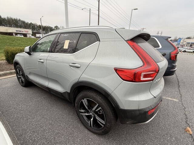 2025 Volvo XC40 B5 Core Bright Theme