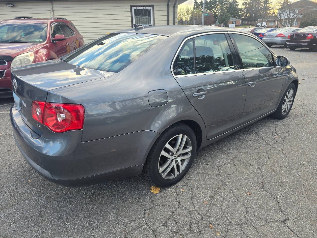 2006 Volkswagen Jetta for sale at QUEENSGATE AUTO SALES in York, PA