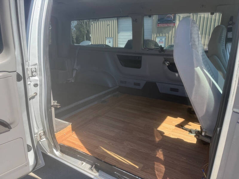 2001 Ford E-Series E-150 XL