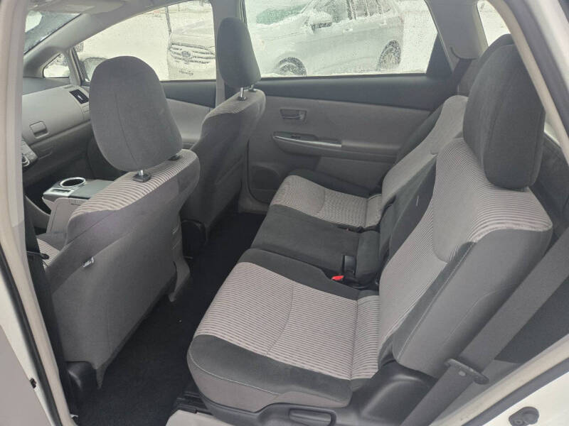 2017 Toyota Prius v Five