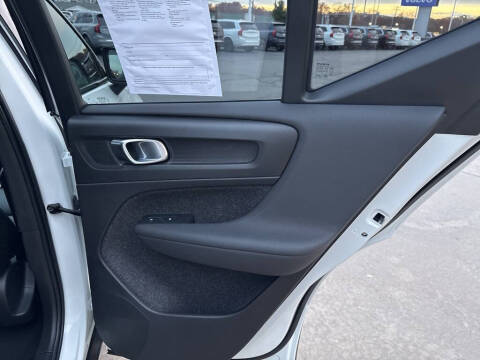 2025 Volvo XC40 B5 Plus Dark Theme