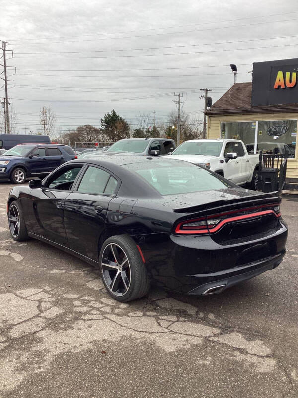 2017 Dodge Charger null photo 2