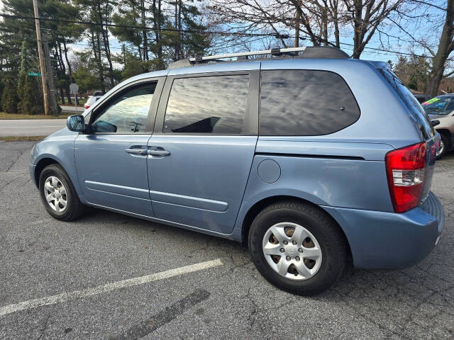 2008 Kia Sedona for sale at QUEENSGATE AUTO SALES in York, PA