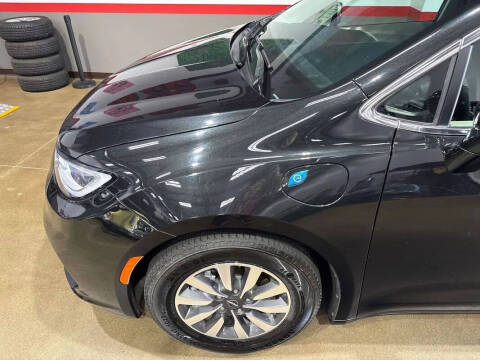 2024 Chrysler Pacifica Plug-In Hybrid Select