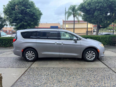 2017 Chrysler Pacifica Touring-L