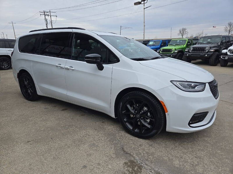 2026 Chrysler Pacifica Select