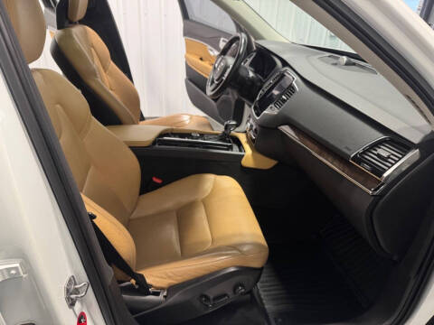 2016 Volvo XC90 T6 Momentum